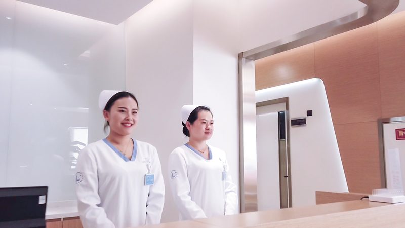 在选择健康证检查医院时，可以从以下几个方面进行判断：